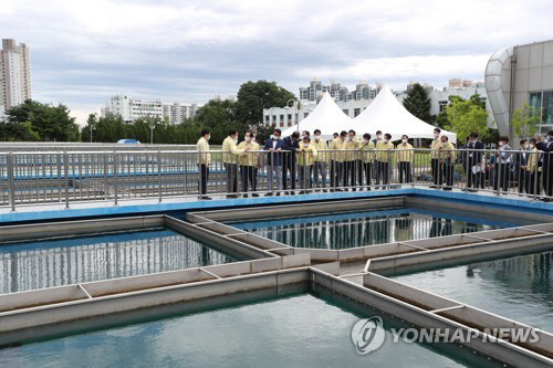정세균 국무총리가 25일 인천 부평정수장을 찾아 수돗물 유충 발생 관련 대응상황을 점검하고 있다.  <사진=연합뉴스>